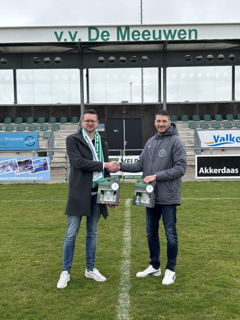 Stefan Schoenmaker van BRKDesign schudt de hand van Maurice Elvé