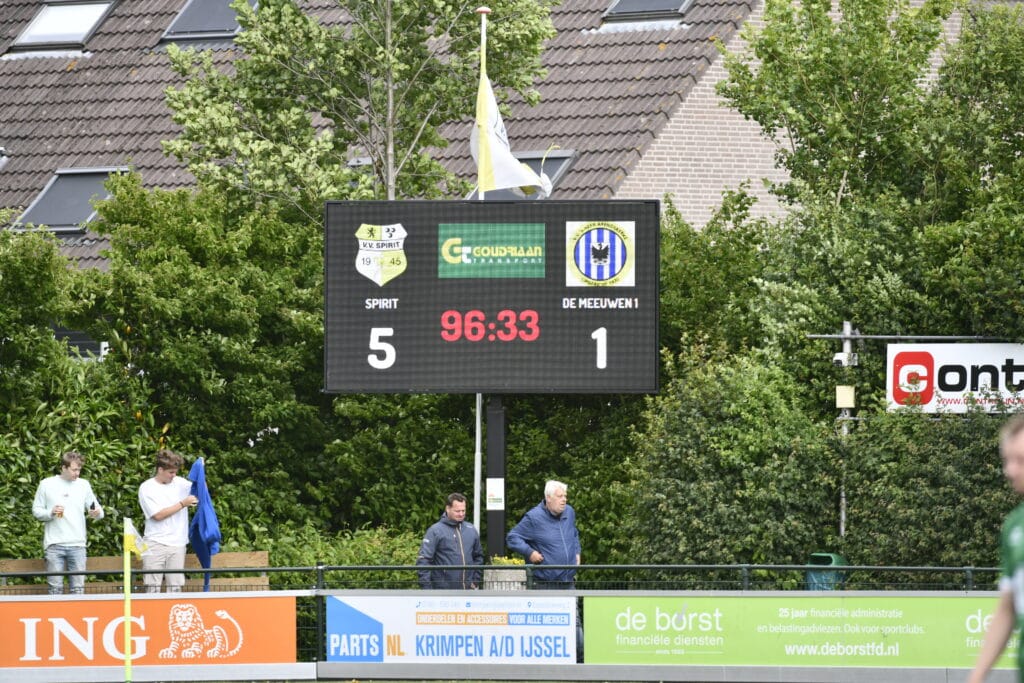 Scoreboard geeft 5-1 aan.