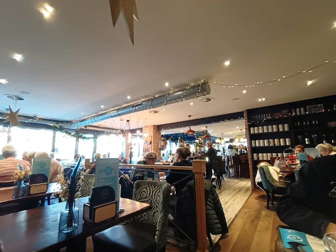 Binnen bij Lunchcafé-Brasserie De Bult. Een gezellige en drukke sfeer.