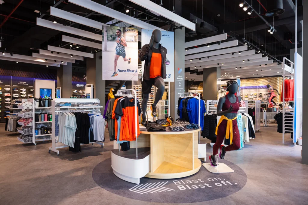 Veel verschillende kleren in de winkel van Intersport Erik Middelburg