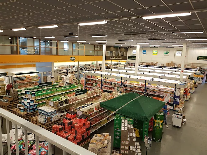 Binnen in de winkel van de Sligro. Diverse schappen.